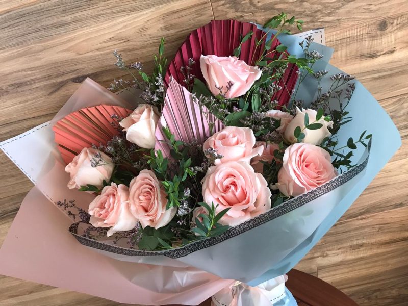 Bouquet con rosas y textura