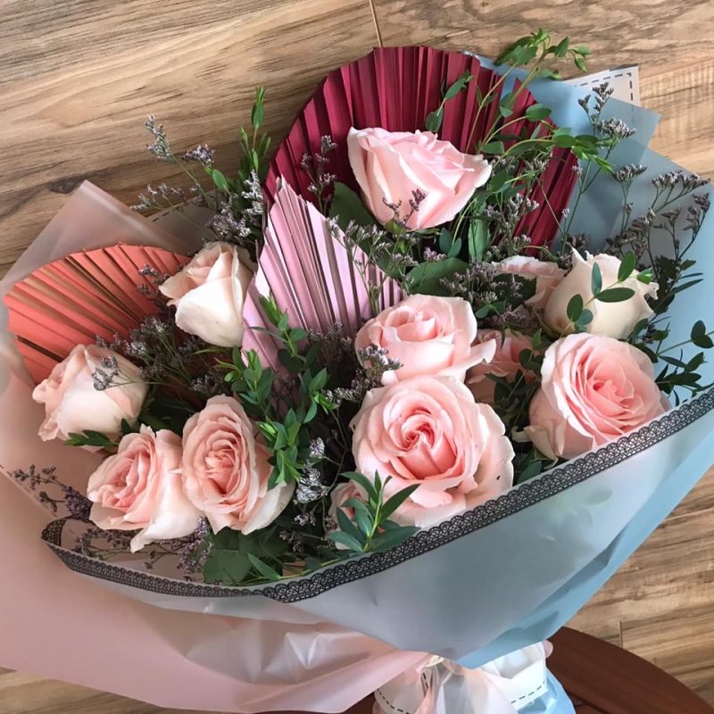 Bouquet con rosas y textura